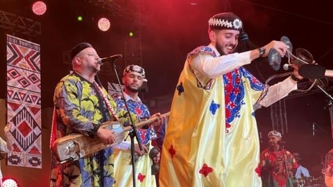 Abdelmalek El Kadiri sur la grande scène Moulay Hassan du festival Gnaoua au Maroc, le 28 juin 2024.