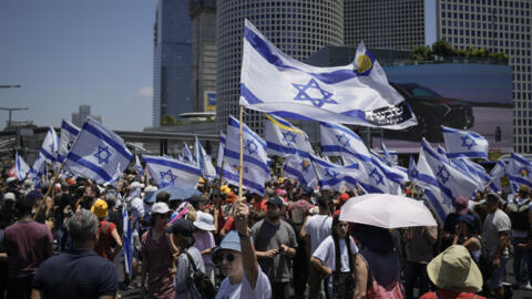 Manifestantes exibiram bandeiras de Israel durante protesto em Tel Aviv que marcou os nove meses da guerra na Faixa de Gaza, neste domingo, 7 de julho de 2024.