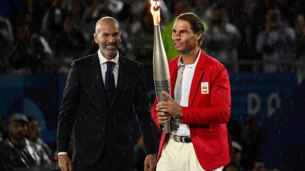 La leyenda del fútbol francés Zinedine Zidane (izquierda) y el tenista español Rafael Nadal, este viernes 26 de julio durante la inauguración de los Juegos de París