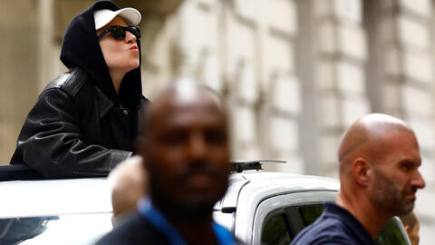 La cantante Lady Gaga da un beso a sus fans desde su coche mientras llega a su hotel antes de la ceremonia de apertura de los Juegos Olímpicos de París 2024 en París, Francia, 25 de julio de 2024. REUTERS/Abdul Saboor