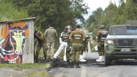 Miembros de la policía chilena trabajan en el lugar donde fueron asesinados tres carabineros, en una zona mapuche de Cañete, región del Biobío, Chile, el 27 de abril de 2024.