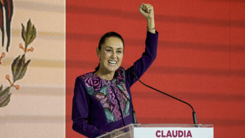 A candidata presidencial do partido governista, Claudia Sheinbaum, discursa para seus apoiadores depois que o Instituto Nacional Eleitoral anunciou que ela detinha uma liderança irreversível na eleição na Cidade do México, na segunda-feira, 3 de junho de 2024.