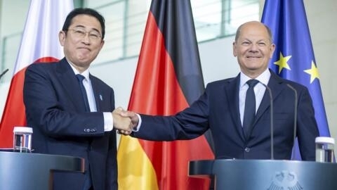 Thủ tướng Nhật Bản Fumio Kishida (Trái) và thủ tướng Đức Olaf Scholz trong cuộc gặp tại Berlin, Đức, ngày 12/07/2024.