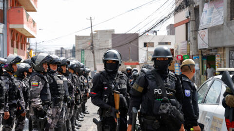 Policías abandonan la prisión de El Inca tras un operativo de seguridad por disturbios, tras la desaparición de José Adolfo Macías, alias 'Fito', líder del grupo criminal Los Choneros, en Quito, Ecuador, 8 de enero de 2024. REUTERS/Karen Toro