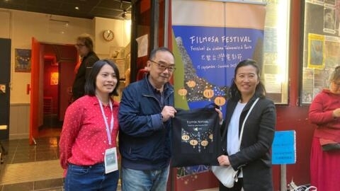 台湾著名导演易智言先生（中）参加在巴黎举行的台湾电影节时，和影节策划人王慧茹女士（左）及协助举办影节的台湾巴文中心主任胡晴舫女士（右）留影。