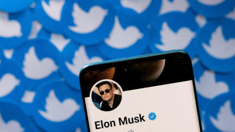 Le profil Twitter d'Elon Musk sur un smartphone, le 28 avril 2022. En arrière-plan, des logos Twitter (Image d'illustration). 