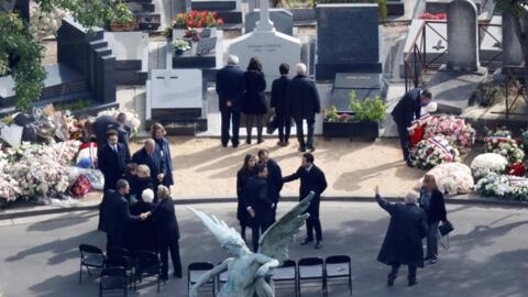 希拉克灵柩下午3点在巴黎蒙巴纳斯公墓下葬
