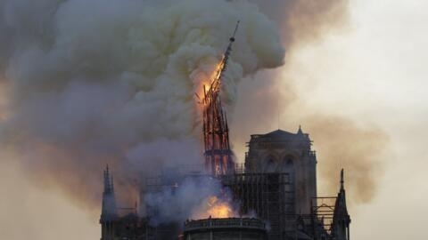 大火中，巴黎圣母院尖顶倒塌