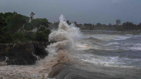 Ondas gigantes do furacão Beryl atingem a costa da República Dominicana, em 2 de julho