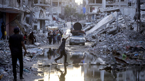 Des Palestiniens fuient les décombres de Khan Younès, dans la bande de Gaza, le 4 juillet 2024. Au-delà du manque de médicaments, Gaza souffre d'un grave problème de pollution des eaux, causé par la guerre. (Image d'illustration)