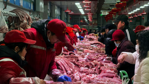 Des vendeurs de porc servent des clients au marché de gros de Xinfadi à Pékin en Chine, le 2 février 2024. (Image d'illustration)