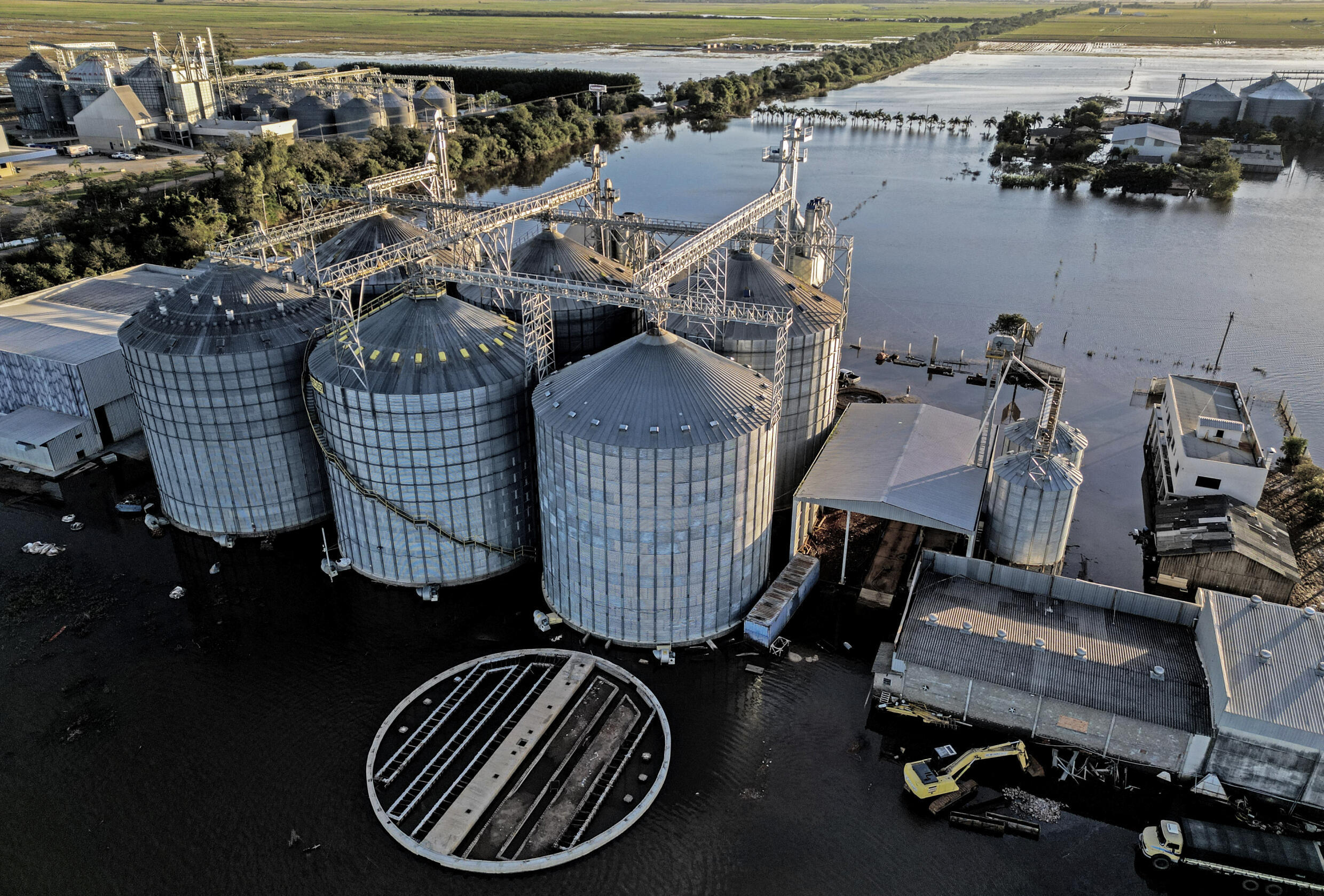 Vista aérea de armazéns de arroz inundados em Eldorado do Sul, no Rio Grande do Sul. 9 de maio de 2024.