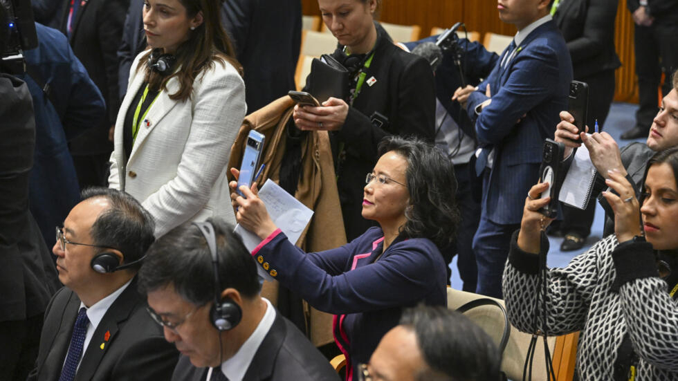 2024年6月17日，澳大利亚堪培拉，澳大利亚华裔记者成蕾在澳大利亚国会大厦出席国务院总理李强与澳大利亚总理安东尼-阿尔巴内塞的签字仪式。