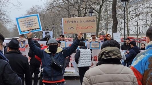 تظاهرات شهروندان افغانستان در پاریس در اعتراض به سرکوب زنان و کشتار هزاره‌ها تحت حاکمیت طالبان