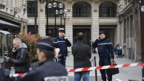 O centro financeiro do Tribunal de Paris foi evacuado na manhã desta segunda-feira, depois de um telefonema anônimo denunciando a presença de uma bomba no local.