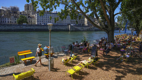 No verão, Paris Plages transforma margens do Sena em praia urbana. (10 de julho de 2022)