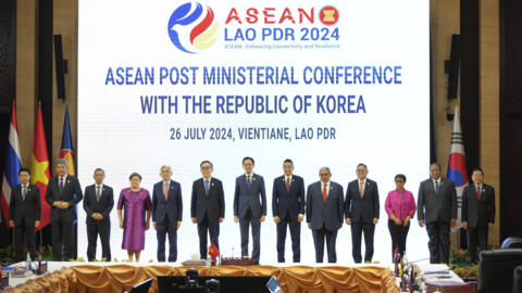 Các ngoại trưởng và đại biểu ASEAN cùng ngoại trưởng Hàn Quốc Cho Tae-yul (thứ bảy từ trái sang), Viêng Chăn, Lào, ngày 26/07/2024