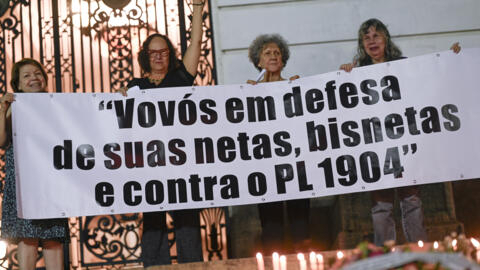 Avós protestam contra o PL1904 no Rio de Janeiro.