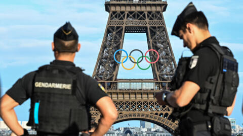 Dos gendarmes ante la Torre Eiffel de París. Garantizar la seguridad de los Juegos Olímpicos de París es todo un reto para las autoridades. Las Olimpiadas se inauguran este viernes 26 de julio. 
