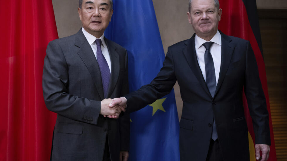 Ngoại trưởng Trung Quốc Vương Nghị và thủ tướng Đức Olaf Scholz tại Hội nghị An ninh Munich, Đức, ngày 17/02/2024.