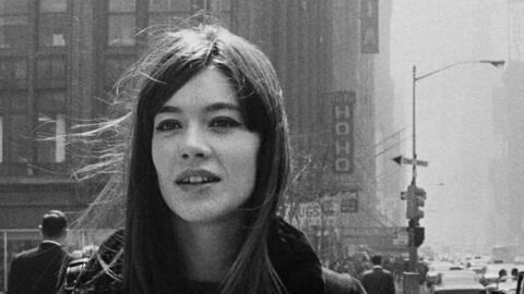 La cantante, compositora y actriz francesa Françoise Hardy, fotografiada aquí en las calles de Nueva York en abril de 1965, en Estados Unidos.