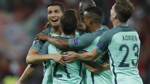 Jogadores lusos celebram vitória de Portugal na meia final do Euro de futebol