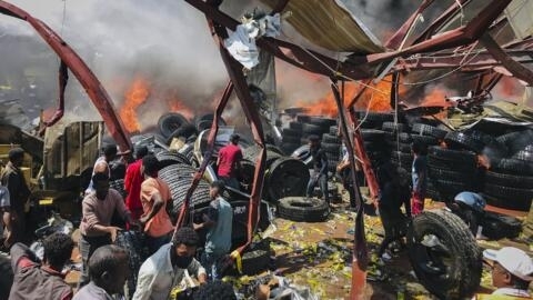 Pessoas vasculham os destroços após um ataque aéreo em Mekele, capital da região de Tigré, no norte da Etiópia, em 20 de outubro de 2021 (foto ilustrativa).