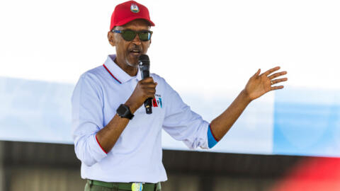 O actual presidente do Ruanda e candidato presidencial da Frente Patriótica Ruandesa (RPF), Paul Kagame, dirigindo-se aos seus apoiantes durante o seu último comício eleitoral em Gahanga, distrito de Kicukiro em Kigali, Ruanda, a 13 de Julho de 2024.