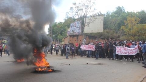 RFI Image / Madagascar : les étudiants de l'Université d'Antananarivo sont descendus dans la rue pour faire entendre leurs revendications. Sur leurs banderoles, ils indiquent vouloir la reprise des cours et l'augmentation de 100% de leurs bourses.
RFI非洲 / 马达加斯加大学生上街示威要求复课。（2023年08月24日星期四）。