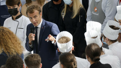 O presidente francês Emmanuel Macron foi alvo de um ovo em evento de gastronomia ocorrido em Lyon. Em 27 de setembro de 2021.  