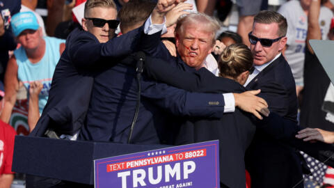 7月13日，在美國賓夕法尼亞州巴特勒市的巴特勒農場展覽會上，共和黨總統候選人、前美國總統特朗普在一次競選集會上遇刺未遂。
