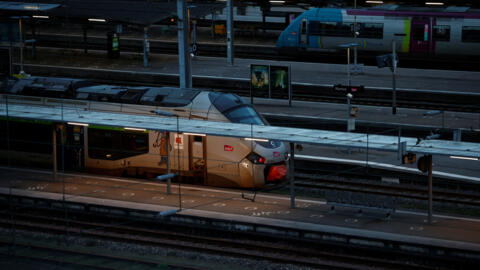 2024年2月15日，法国南特火车站，在法国国有铁路公司（SNCF）检票人员举行全国性罢工之前，人们看到空荡荡的站台和行驶的国铁SNCF地区列车。