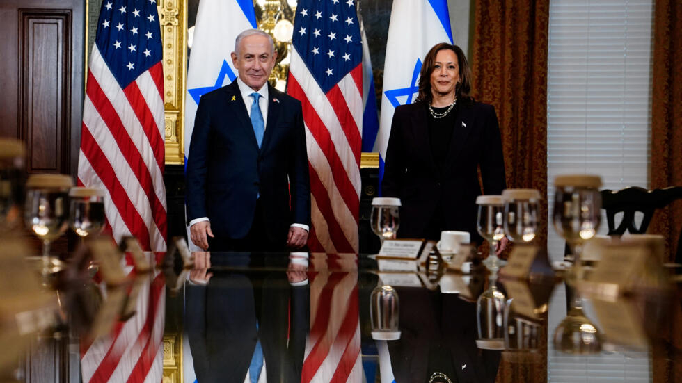 Waziri Mkuu wa Israel Benjamin Netanyahu akipokelewa na Makamu wa Rais wa Marekani na mgombea wa chama cha Democratic Kamala Harris, Julai 25, 2024 mjini Washington.