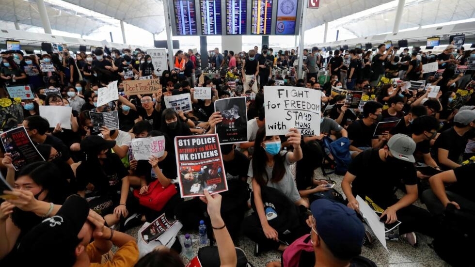 香港机场离境大厅内的反送中抗争民众 2019年8月12日