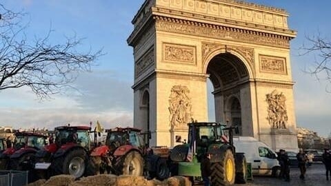 Tractoare și baloți de paie au blocat sensul giratoriu de la Arcul de Triumf, din centrul Parisului, 1 martie 2024.