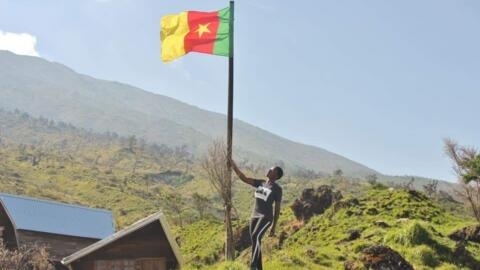 Le drapeau camerounais à Bafang située dans la région de l'Ouest, en pays Bamiléké.