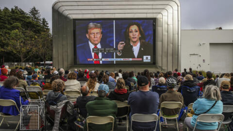 Người dân theo dõi cuộc tranh luận trên truyền hình giữa hai ứng viên Donald Trump (T) và Kamala Harris, bên ngoài Viện Bảo Tàng Nghệ Thuật Berkeley, California, Hoa Kỳ, ngày 10/09/2024.