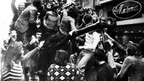 De habitants de Lisbonne se rassemblent autour des militaires, lors de la «Révolution des œillets», le 25 avril 1974.