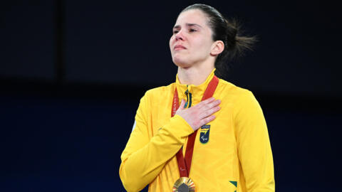 Judoca brasileira Alana Maldonado celebra medalha de ouro em Paris.