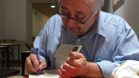 José Rosas dedicando un libro. Septiembre, 2019.