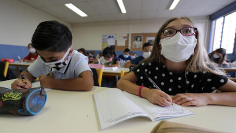 Para reabrir y mantener abiertas las aulas en escuelas primarias y secundarias, Francia impuso protocolos. En la foto una clase del colegio Henri Matisse, en Niza, en septiembre 2020.  