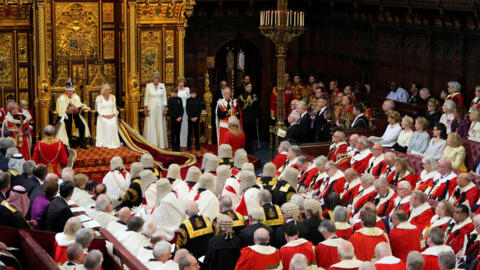 El rey Carlos III lee el discurso del rey, con la reina Camilla sentada a su lado durante la apertura estatal del Parlamento en la Cámara de los Lores, Londres, el miércoles 17 de julio de 2024.