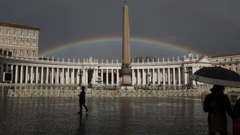 Un arc-en-ciel brille sur la place Saint-Pierre au Vatican, le 31 janvier 2021.