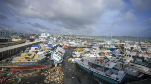 2024 年 7 月 1 日，巴巴多斯港口, 因颶風貝里爾過境而受損的船隻。