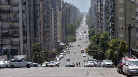 Vista de la Avenida Colón en Mar del Plata, provincia de Buenos Aires, Argentina, tomada el 17 de enero de 2024. Este año, el goteo de turistas argentinos en las playas atlánticas de Mar del Plata es un triste reflejo de los problemas económicos del país.MARA SOSTI / AFP