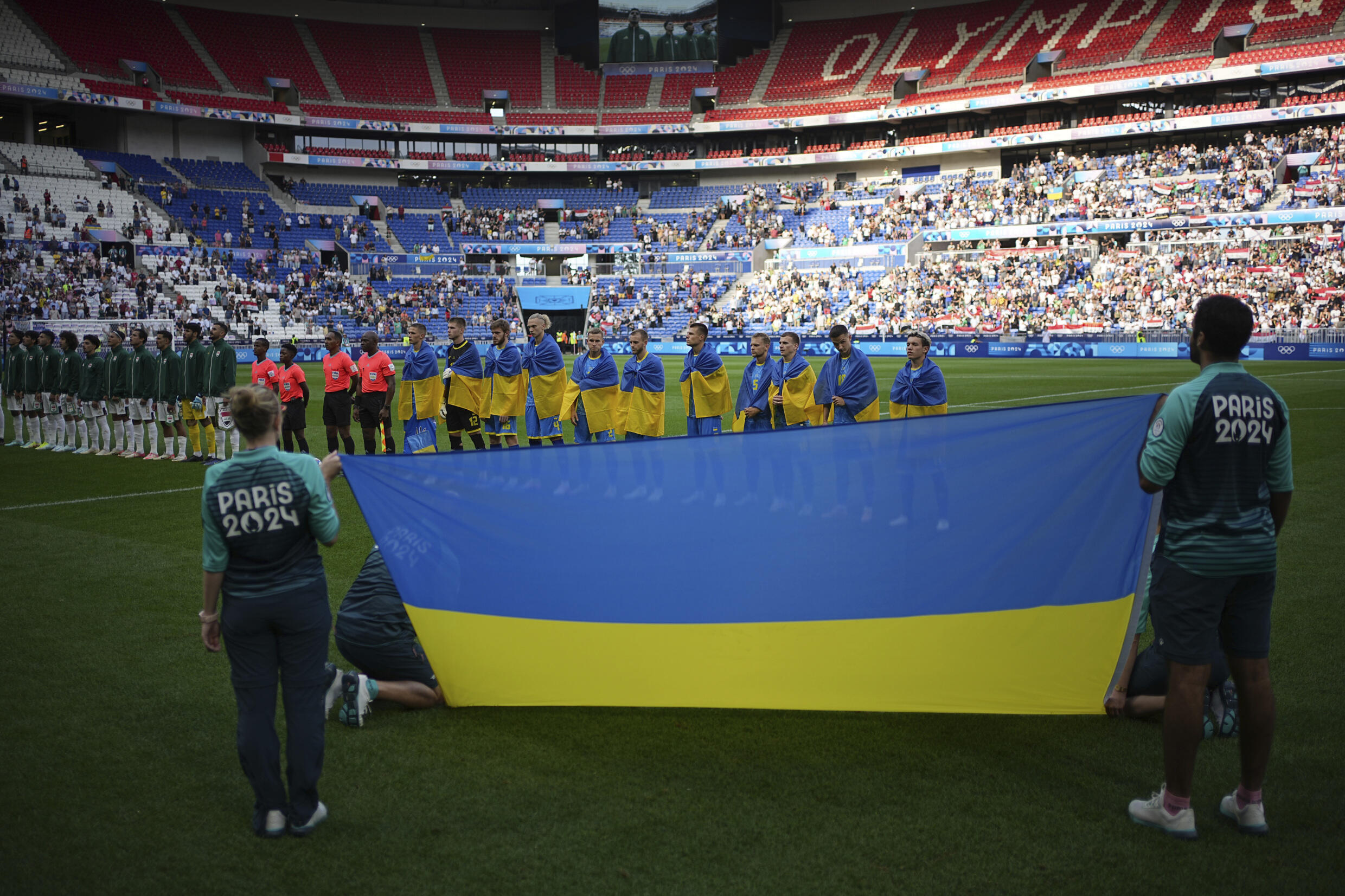 Українська та іракська збірні перед матчем. Франція, Ліон, 24 липня 2024