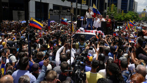 A líder da oposição venezuelana Maria Corina Machado fala durante um protesto contra os resultados eleitorais anunciados pelo governo do presidente Nicolás Maduro depois que ele foi declarado vencedor das eleições, em Caracas, Venezuela, em 28 de agosto de 2024.