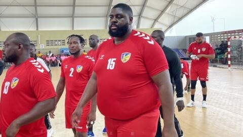 Le handballeur congolais Gauthier Mvumbi lors du premier tour des Jeux africains 2023, le 13 mars 2024 à Accra.