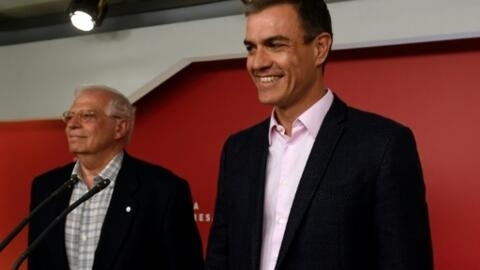 El presidente Pedro Sánchez (dcha) sonríe junto al ministro de Exteriores y cabeza de lista del PSOE en las últimas elecciones europeas, Josep Borrell, tras conocerse los resultados de los comicios, el pasado 26 de mayo en Madrid