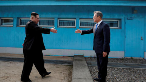 朝鲜领导人金正恩4月27日正在穿过南北韩分界线朝鲜一方进入韩国